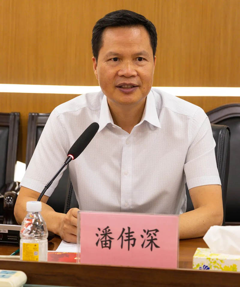 座談會上，潘董介紹了華昌集團(tuán)的經(jīng)營與生產(chǎn)情況，反映了企業(yè)的困難與需求。